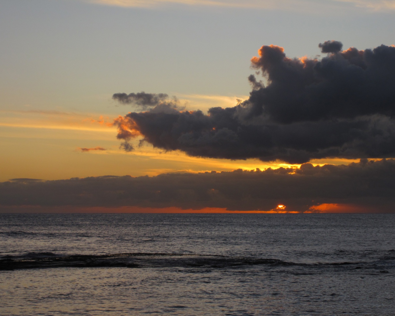 Солнце садится в тучу