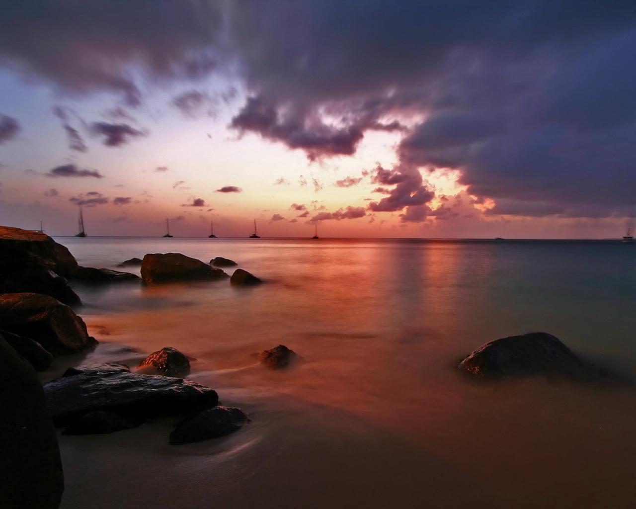 Яхты на фоне заката