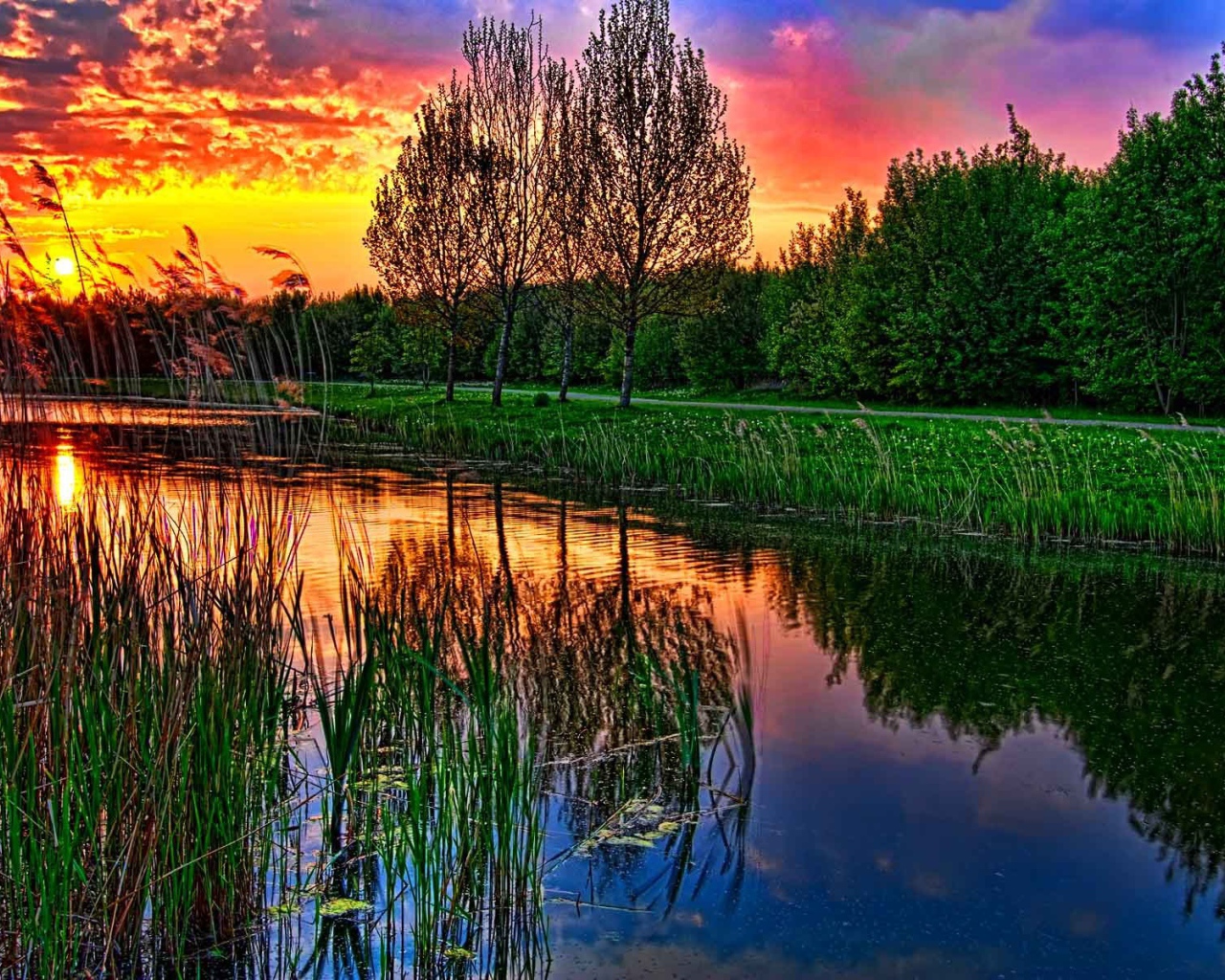 Красный закат над озером