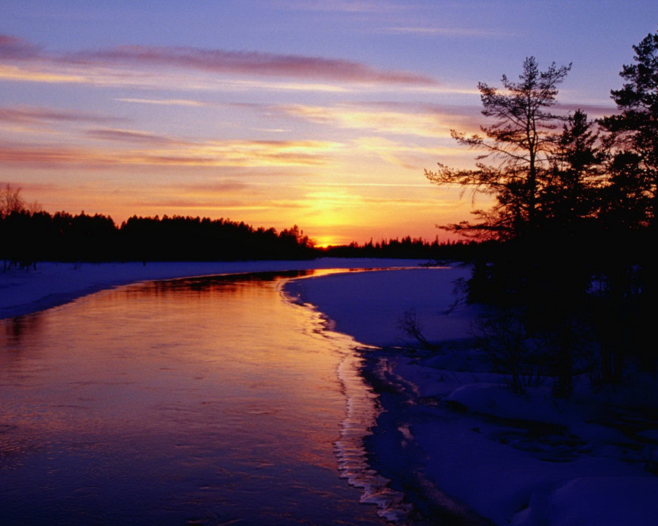 Закат над замерзающей рекой