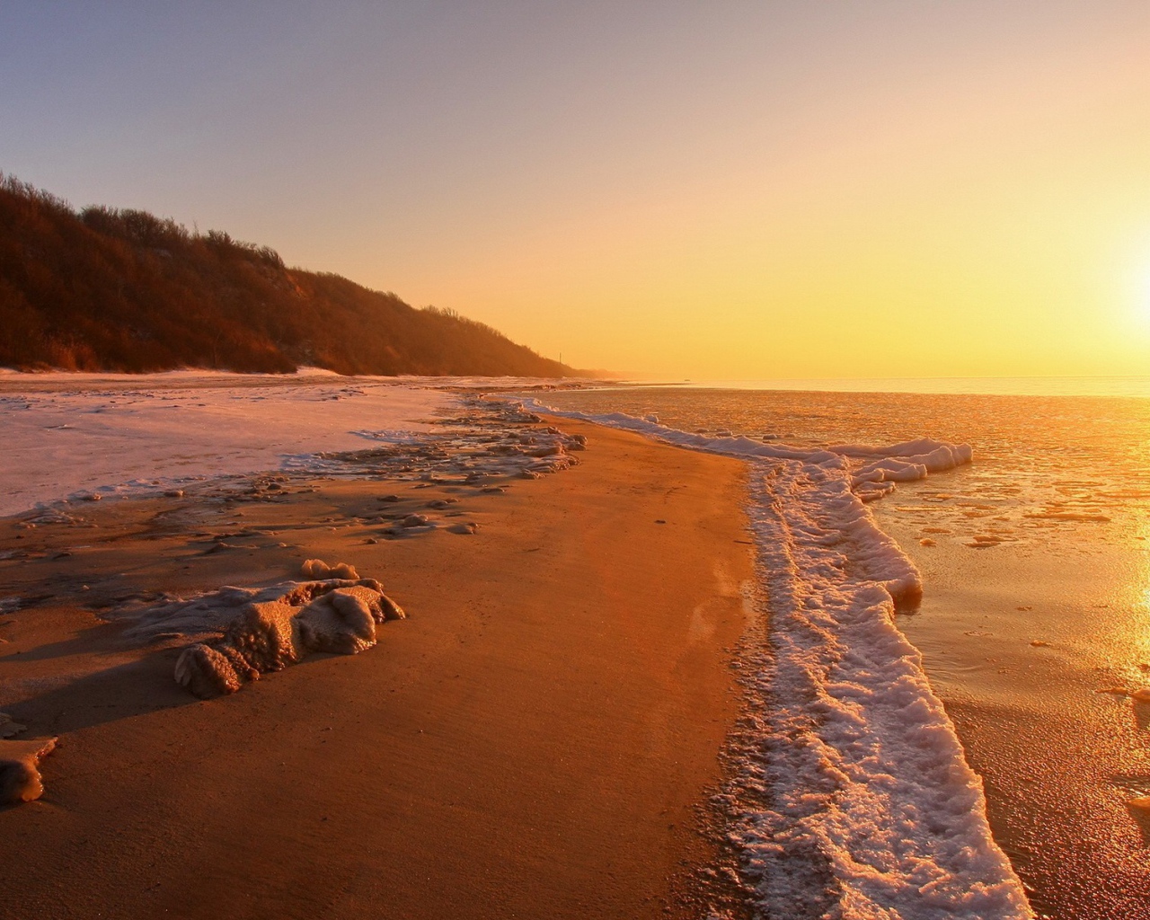 Морская пена на пляже