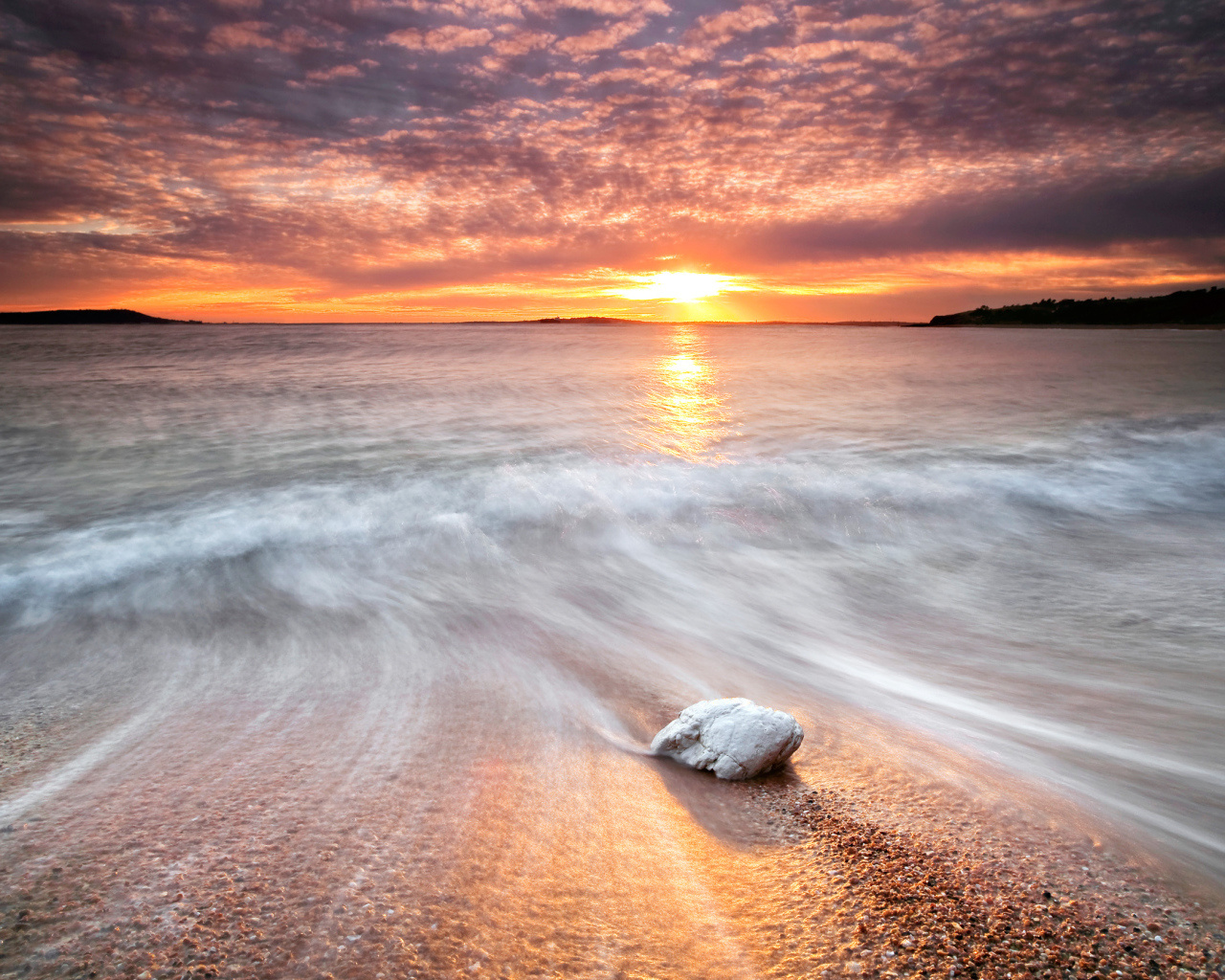 Красивый закат на пляже