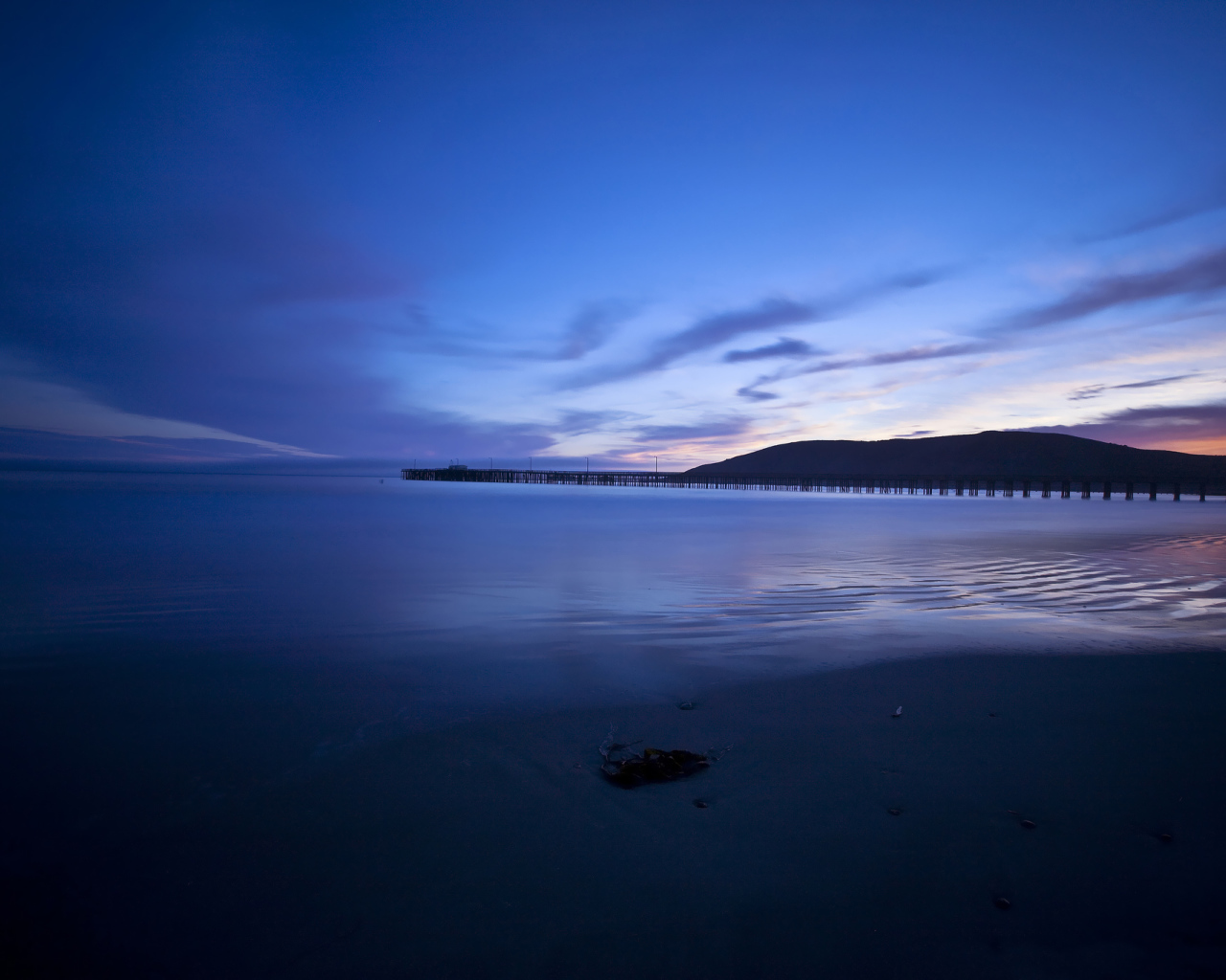 Голубой закат на море