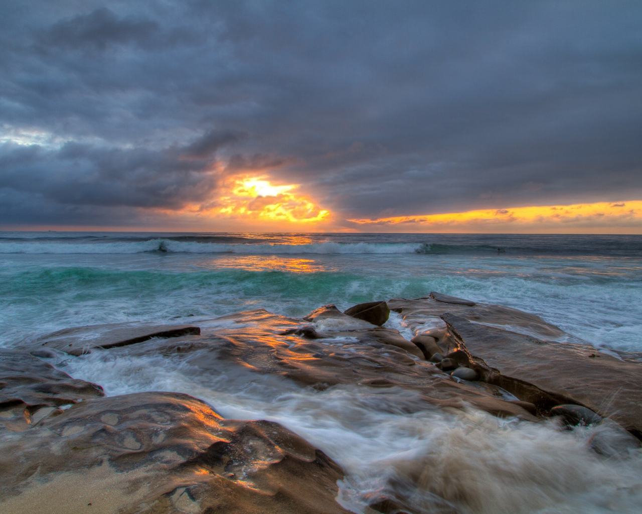 Облачное небо над морем
