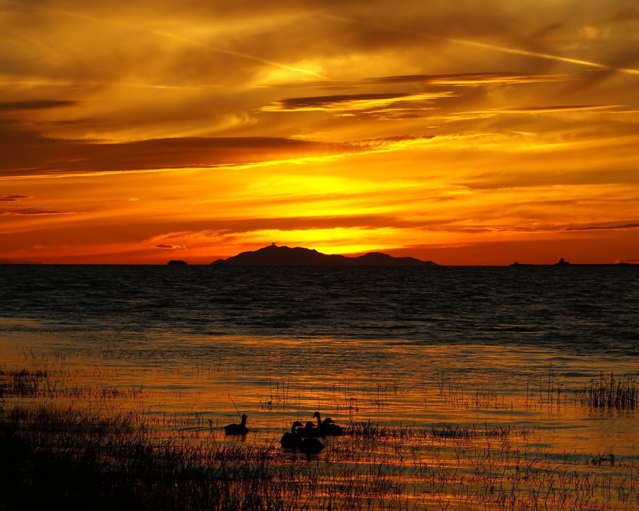 Золотой закат над озером