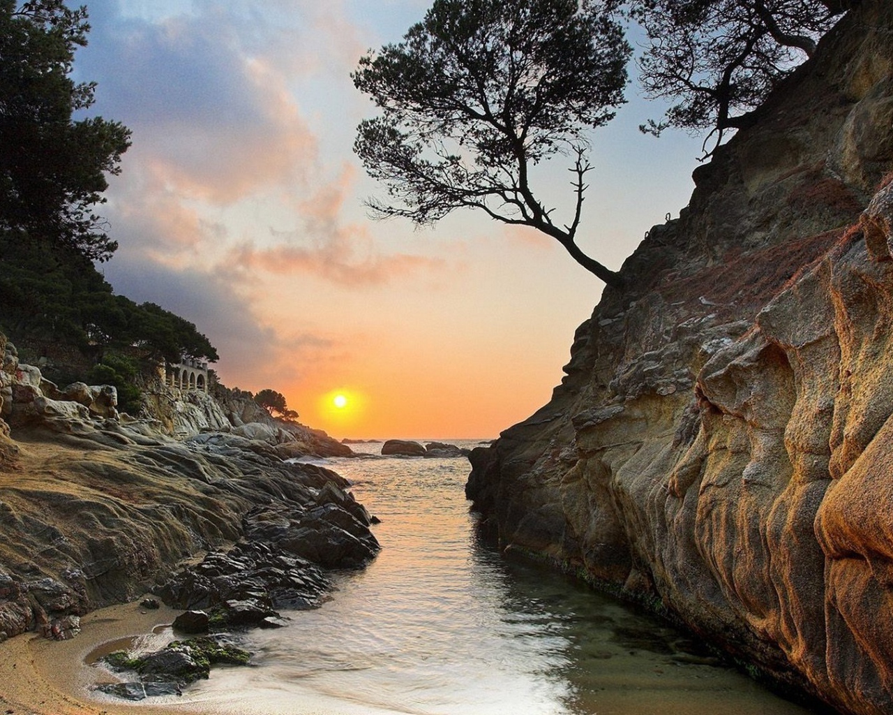 Пейзаж с развалинами и закатом