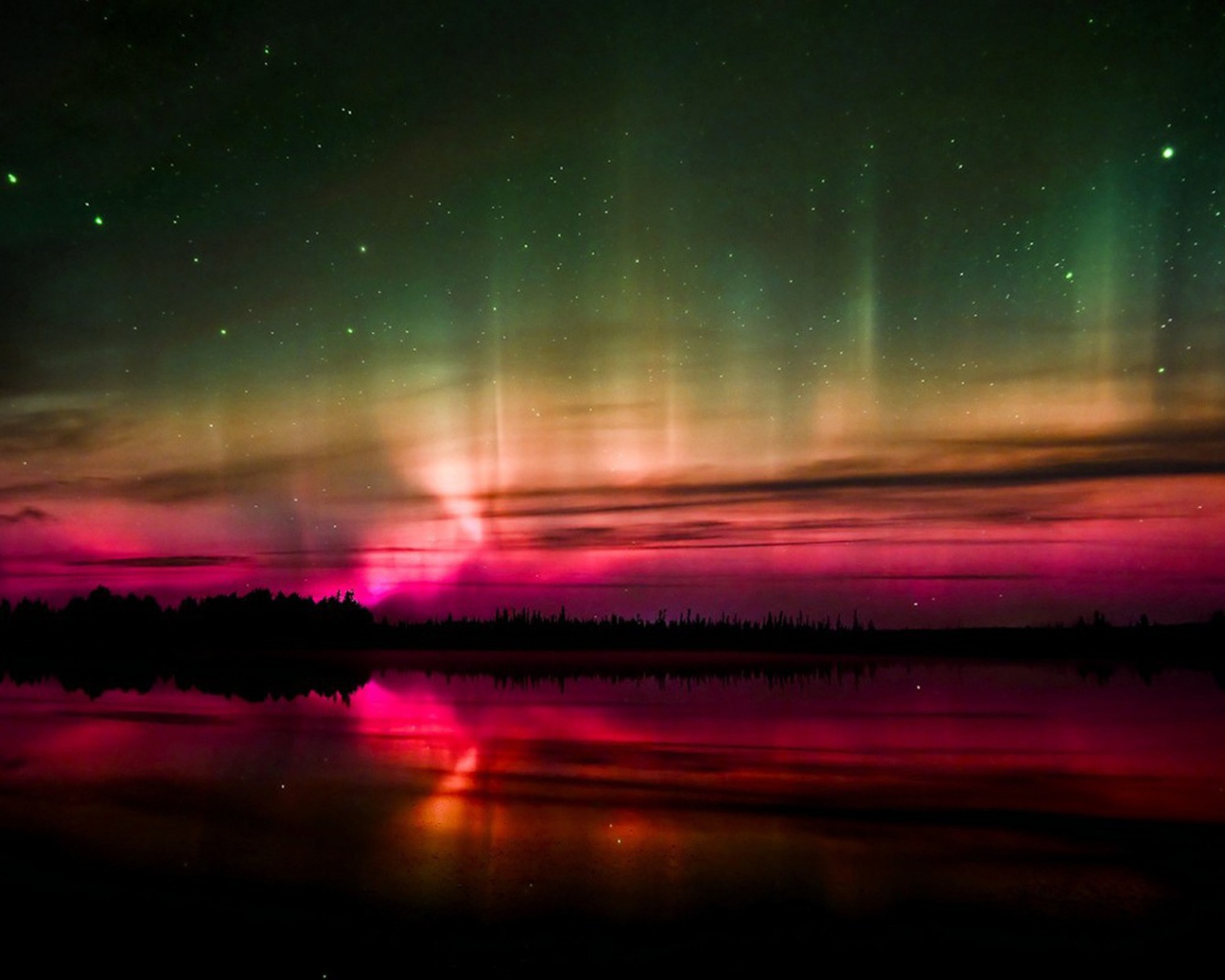 Северное сияние и красный закат