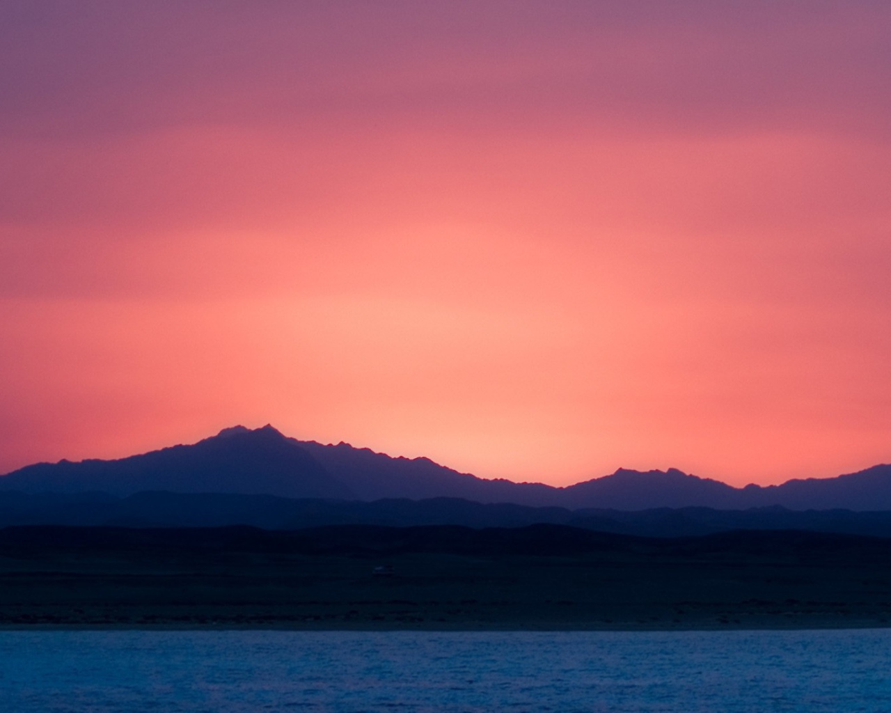 Розовый закат над синим морем