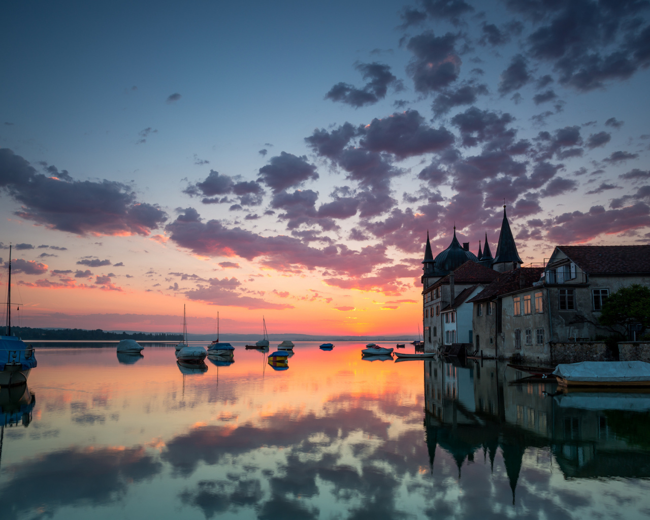 Отражение облаков в озере