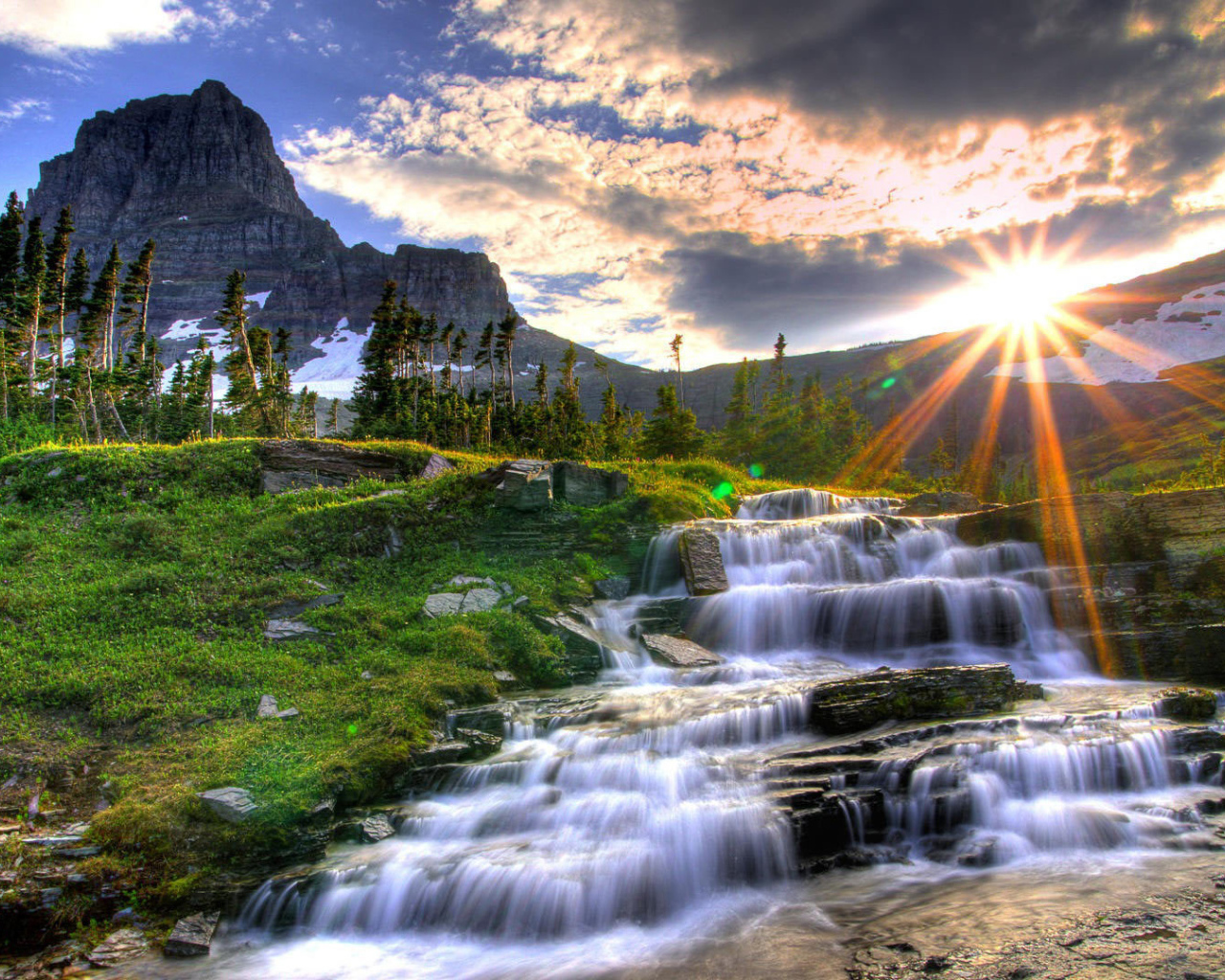 Закат у горной реки