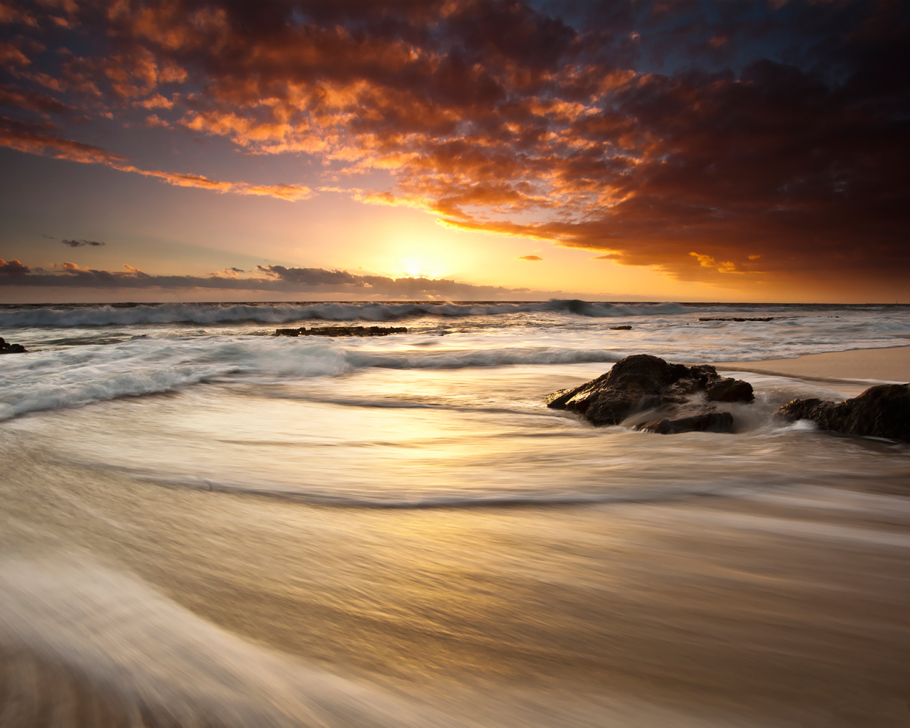 Закат на теплом море