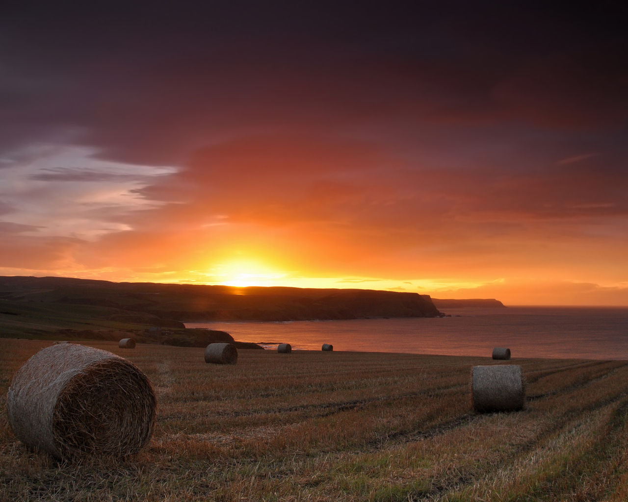 Закат на скошенном поле