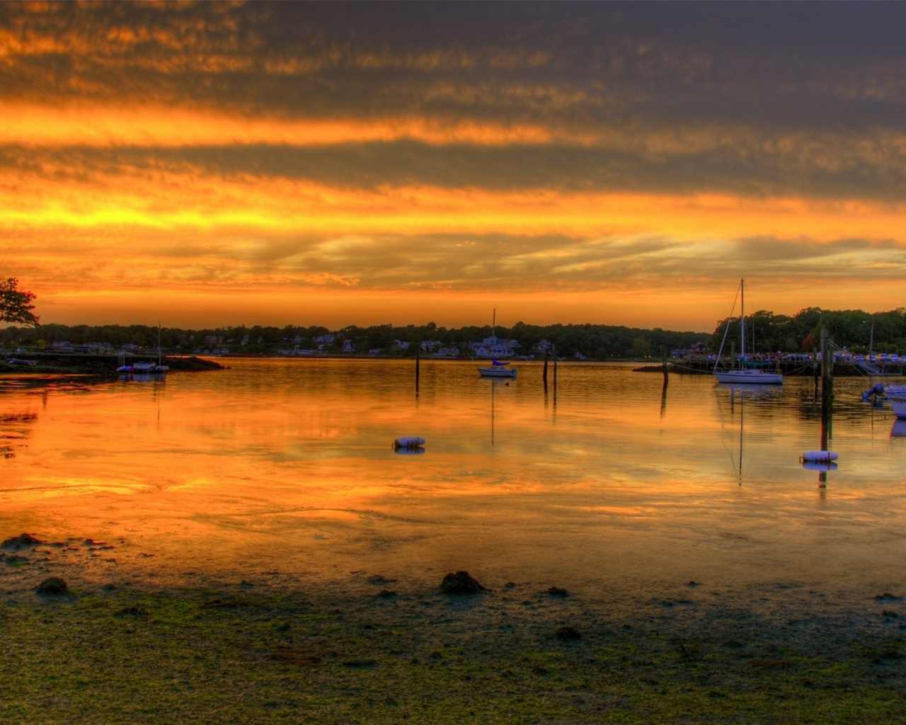 Закат солнца на причале