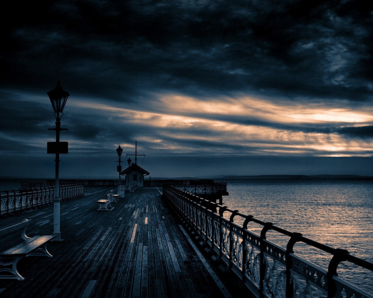 Закат на причале со скамейками