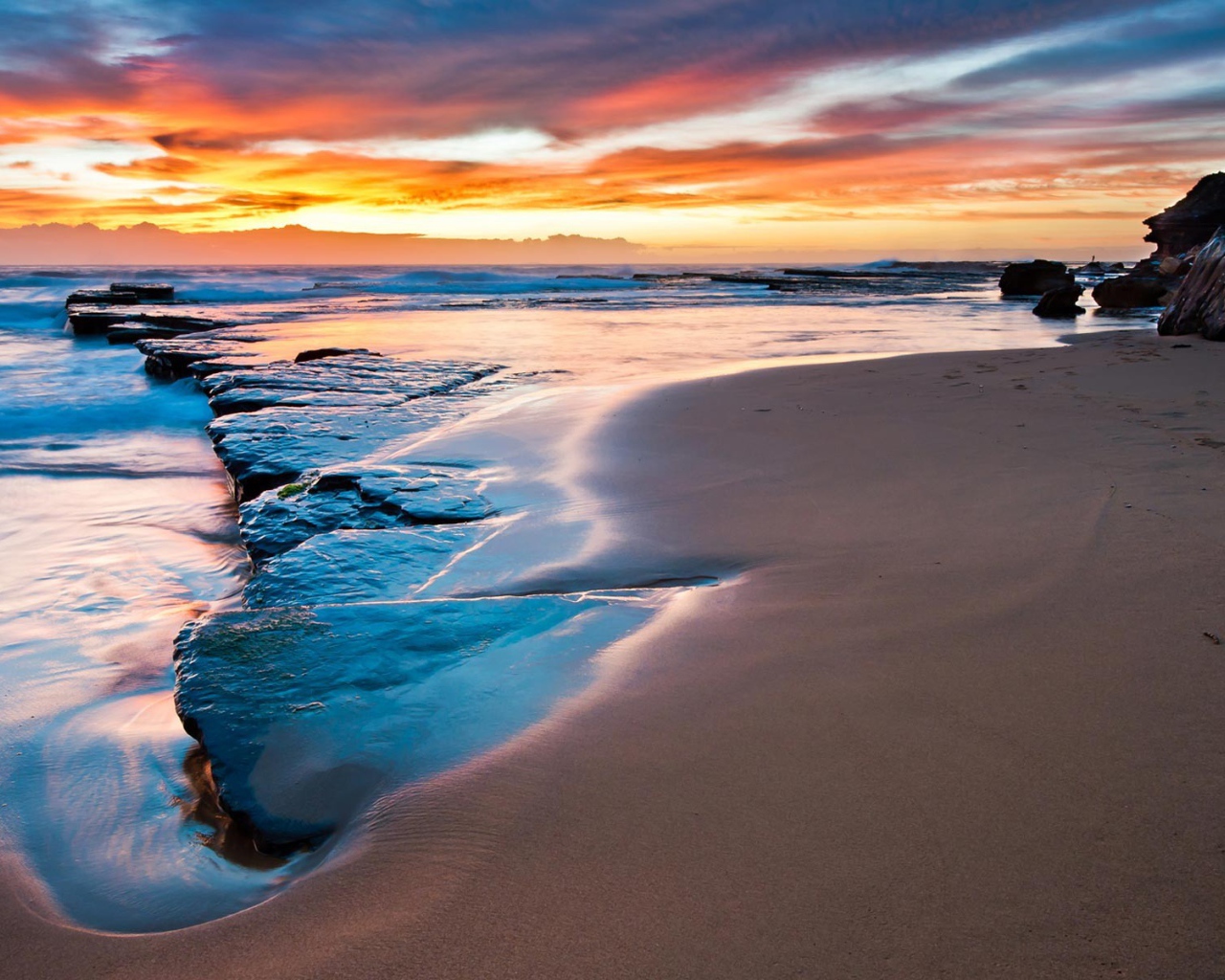 Закат на каменном пляже