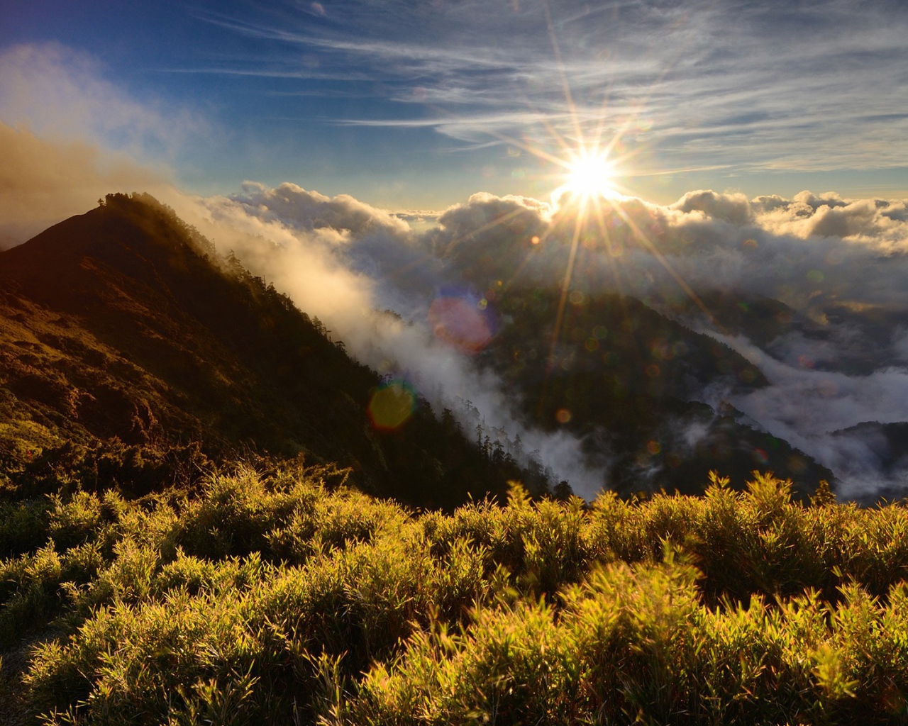 Солнце садится за горы