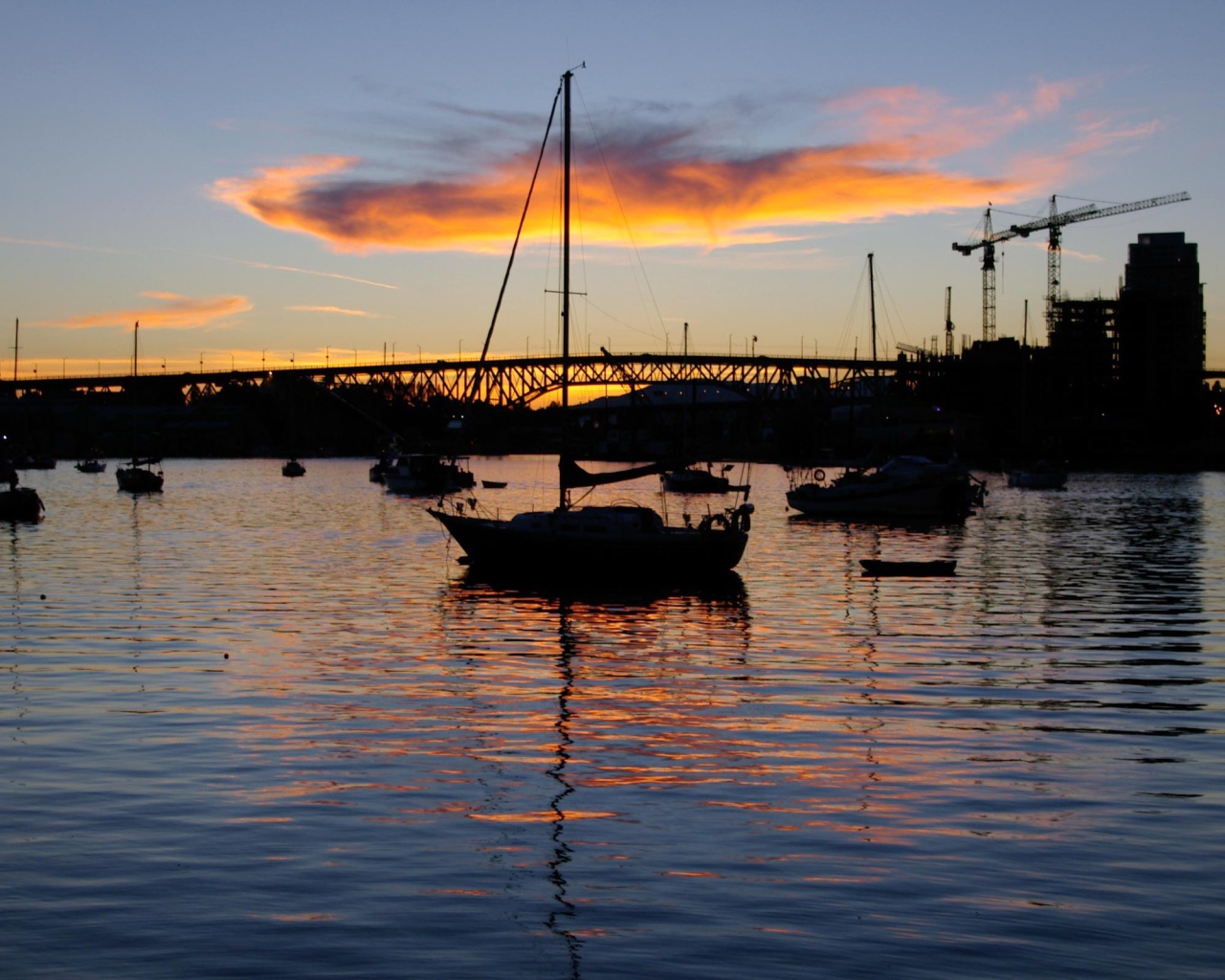 Закат на реке