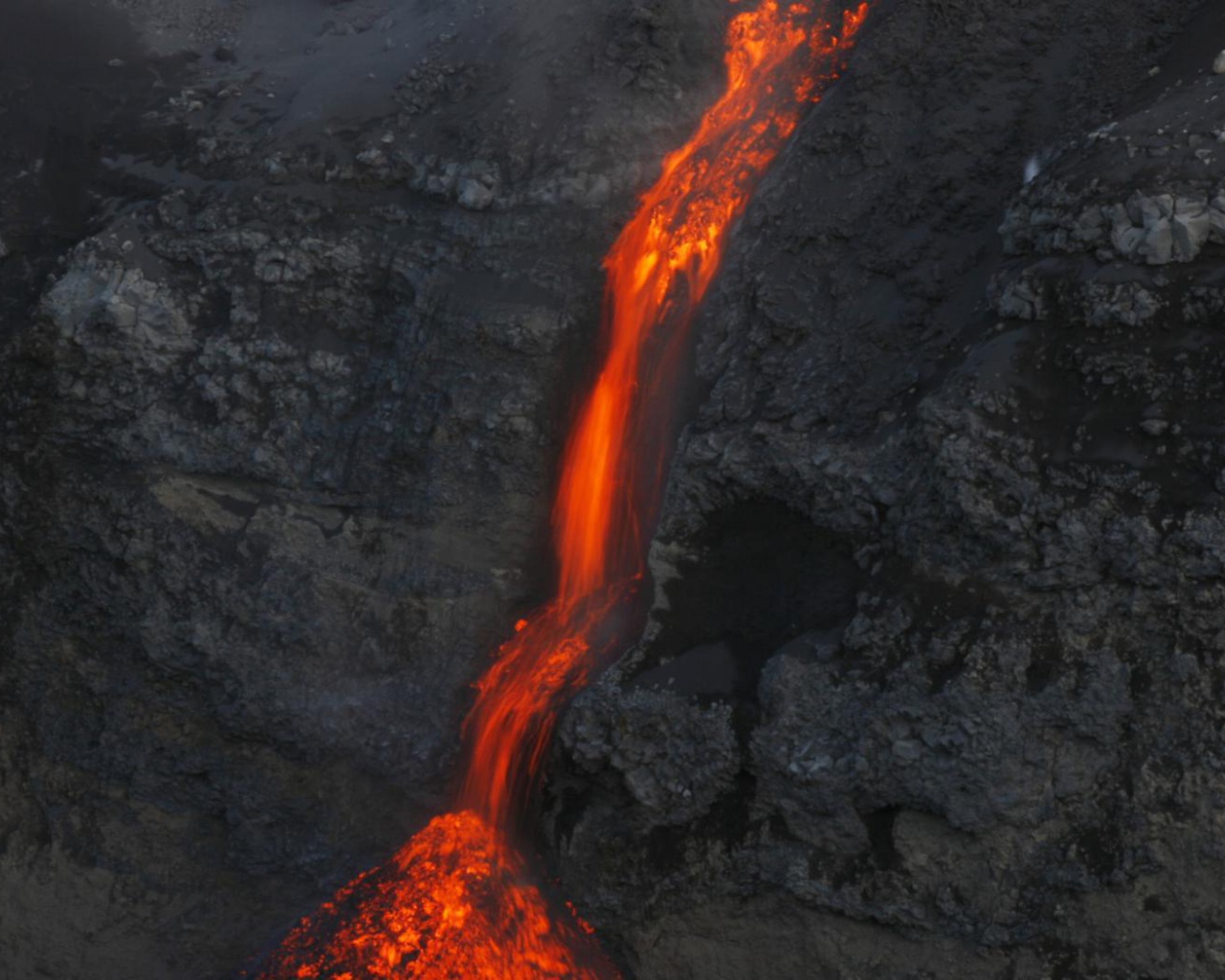 Поток лавы из вулкана