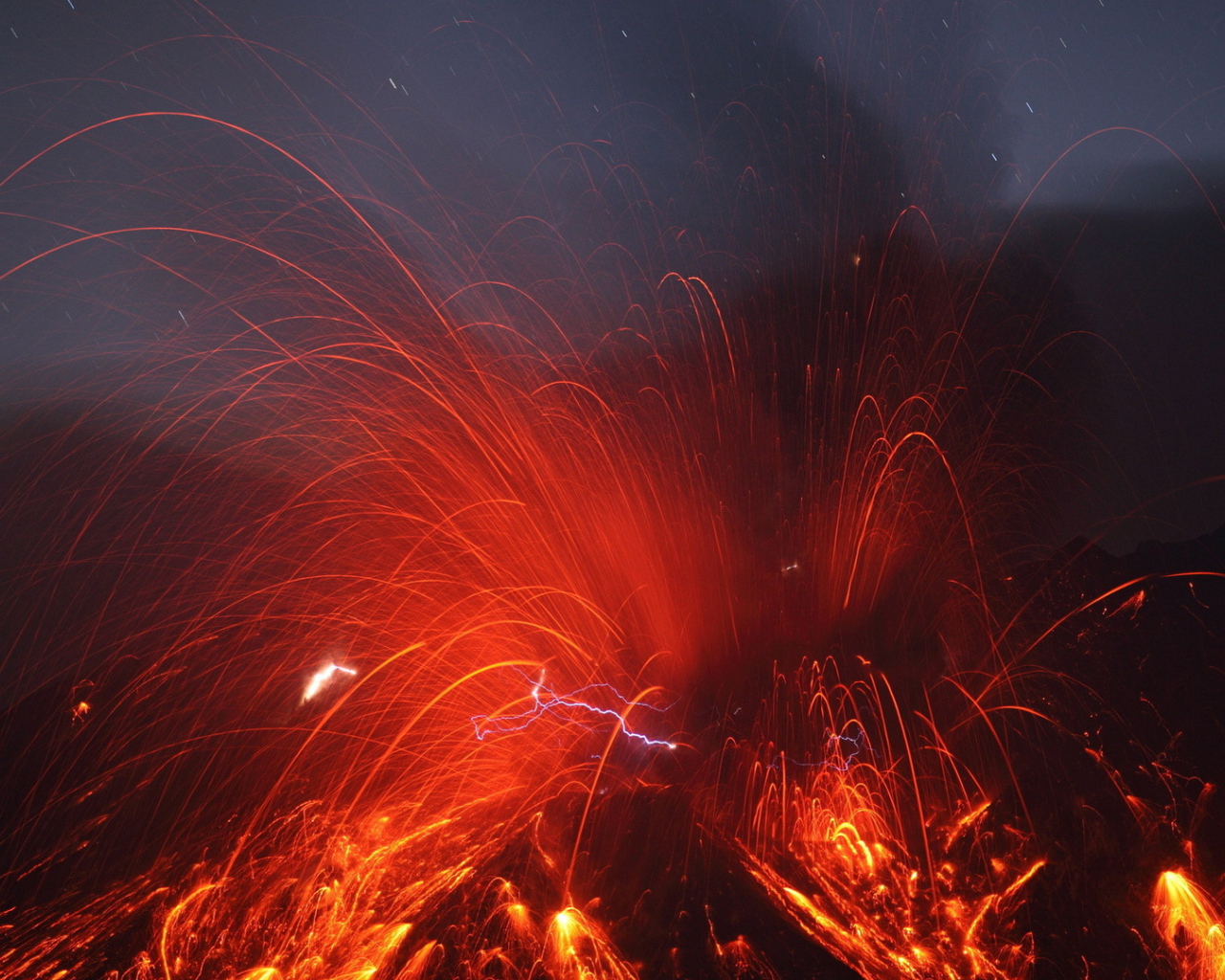 Искры извержения вулкана