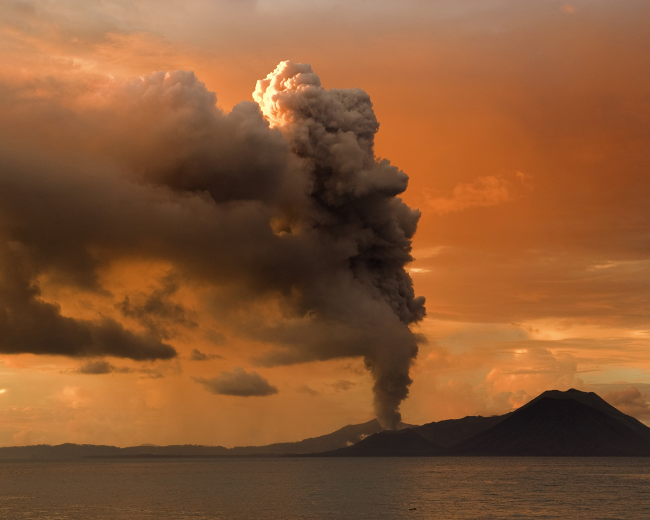 Извержение вулкана на острове