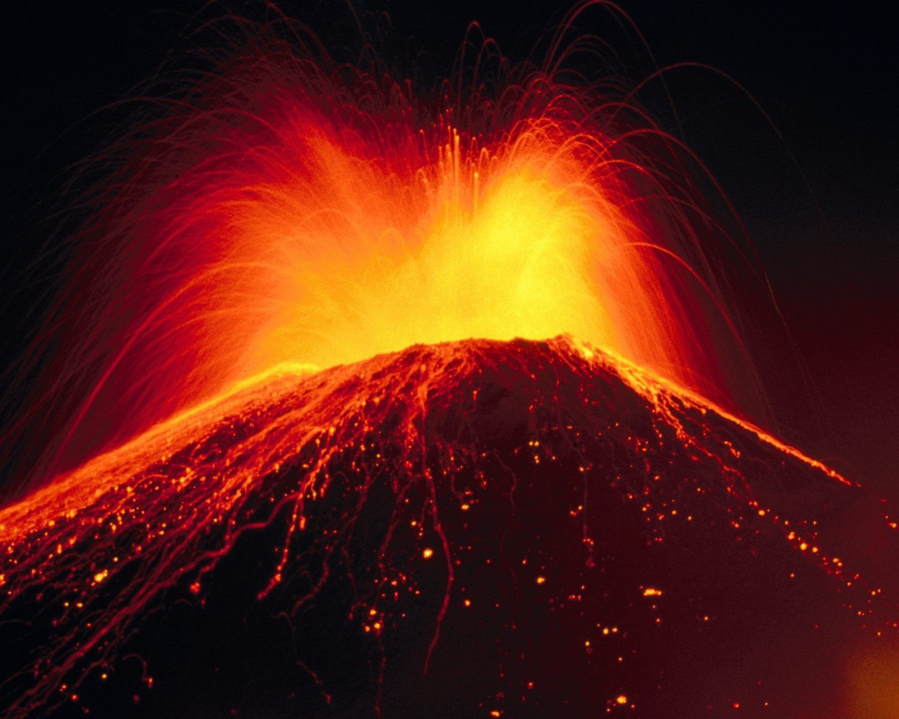 Извержение вулкана с брызгами лавы