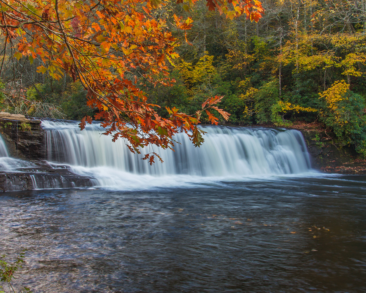 Осенний пейзаж с водопадом