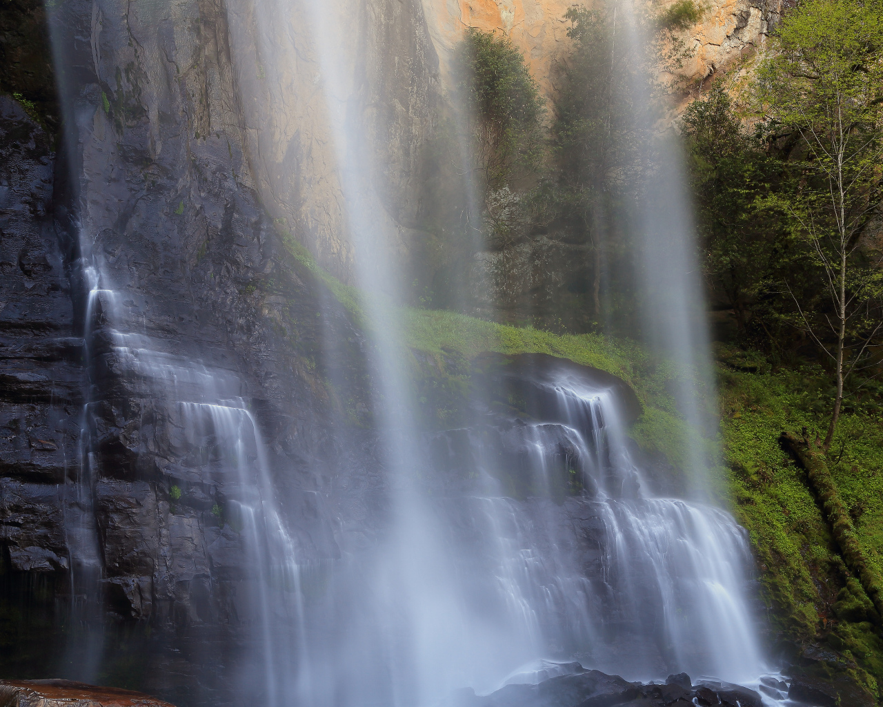 Красивый водопад в США