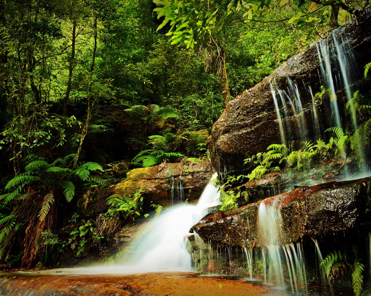 Красивый водопад на речке