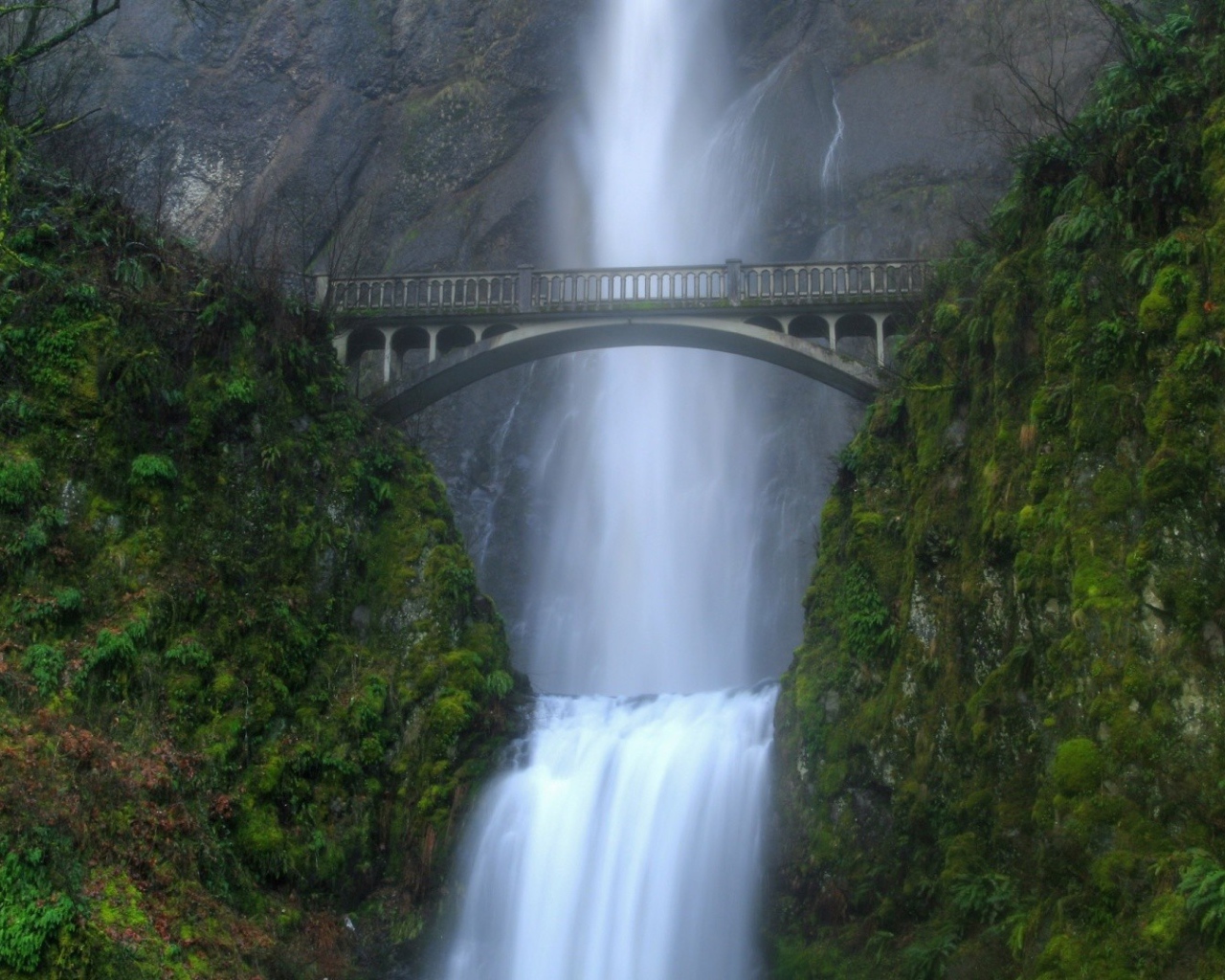 Мост над водопадом