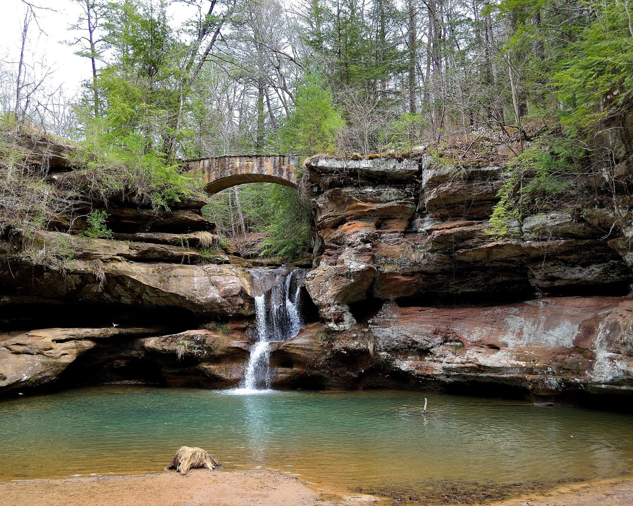 Мост над водопадом
