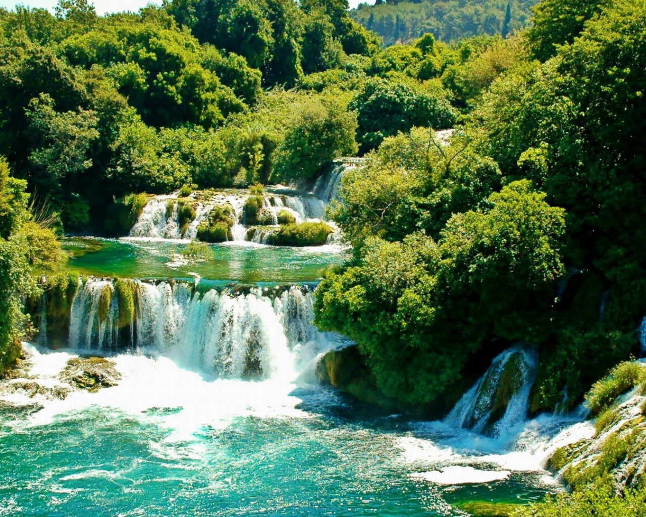 Водопад среди деревьев