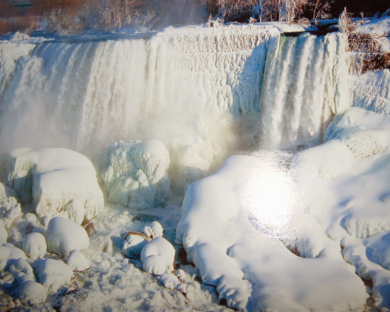 Замерзший Ниагарский водопад