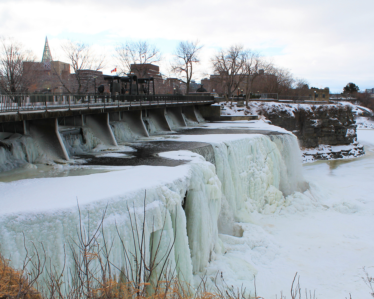 Замерзший водопад Ридо