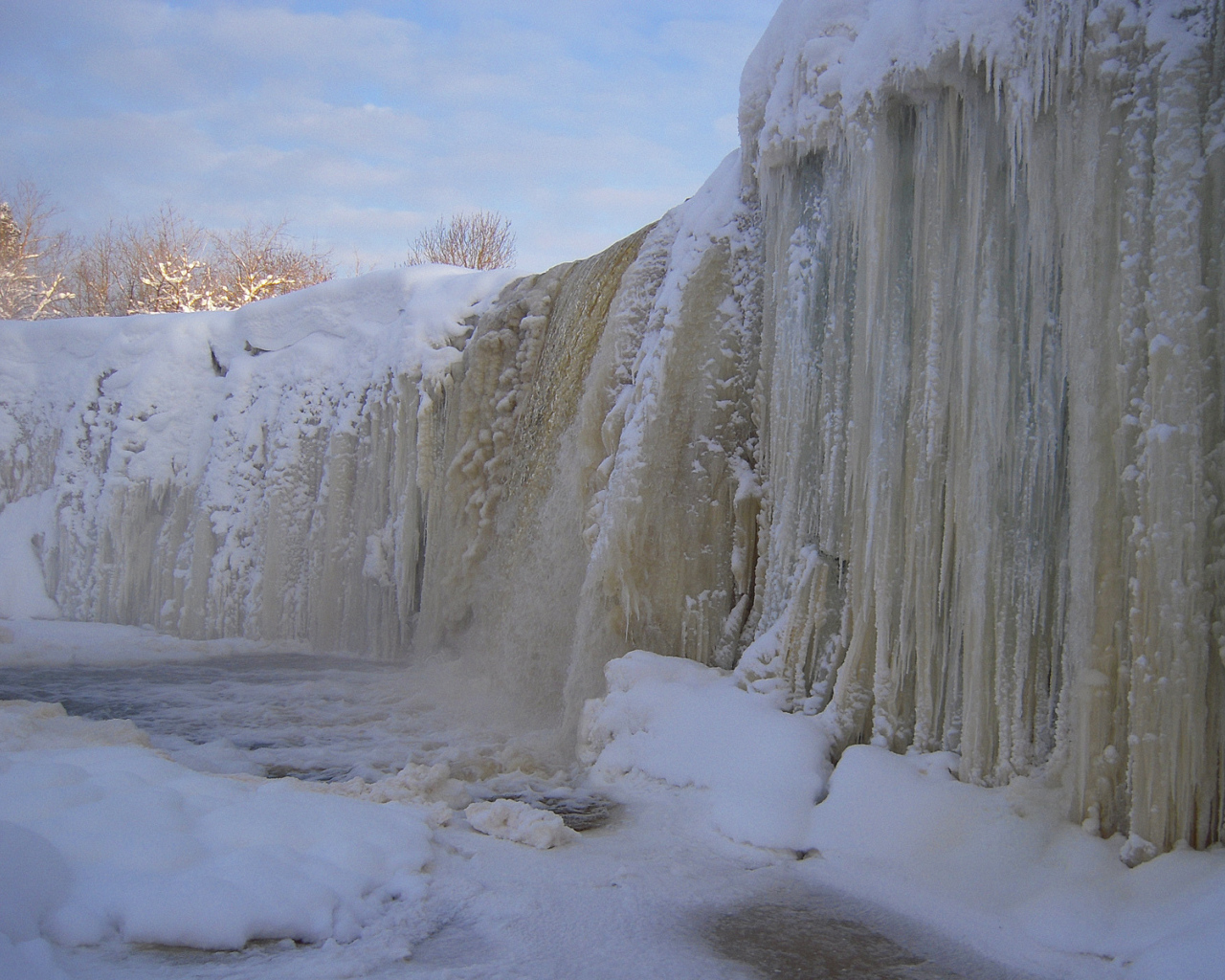 Замерзший водопад Ягала