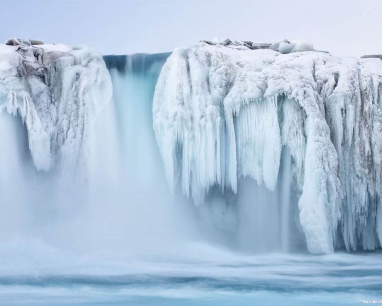 Замерзший водопад и туман