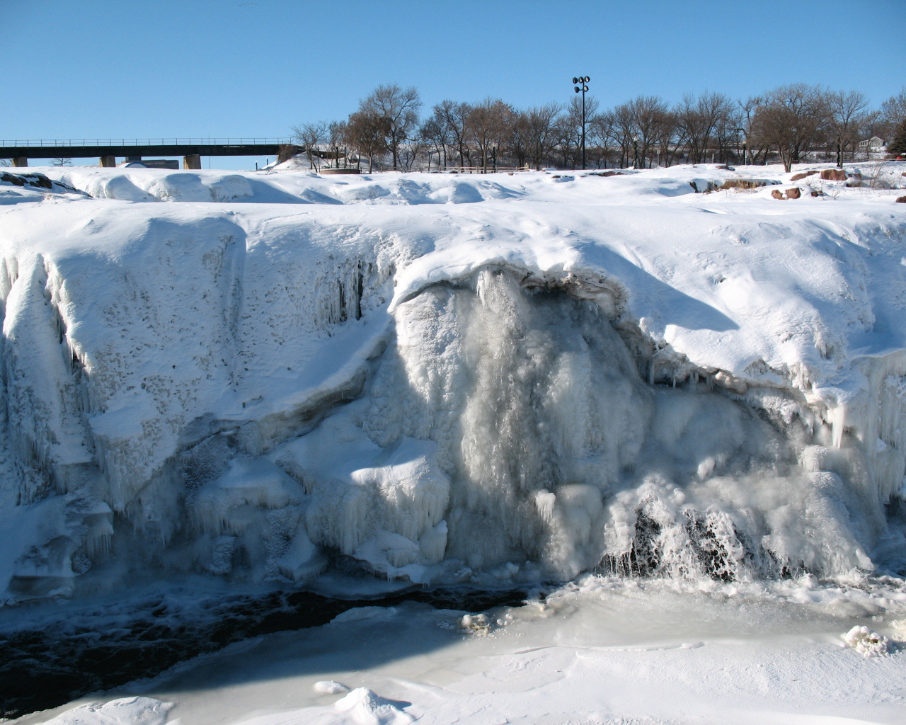 Замерзший водопад на Аляске