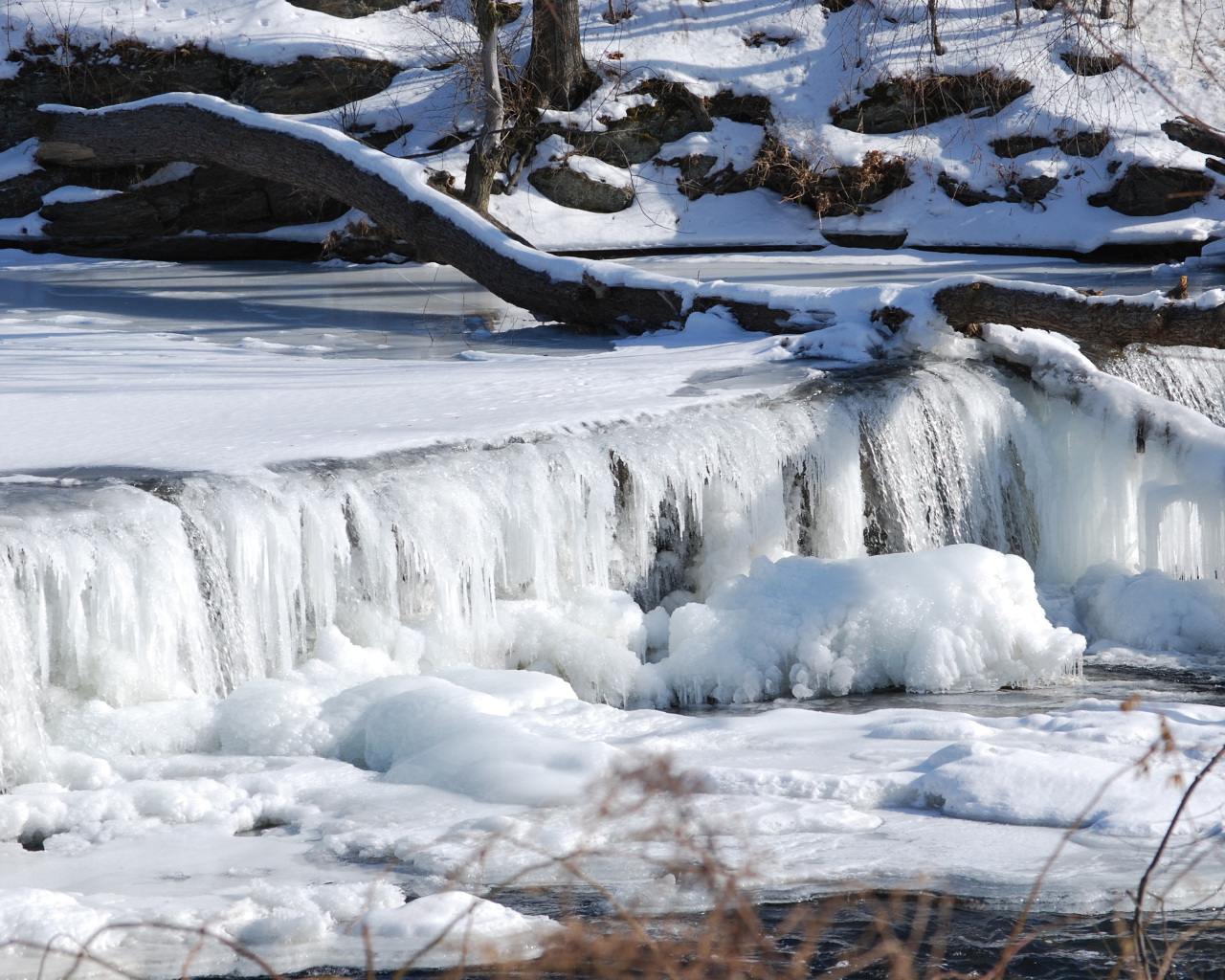 Замерзший водопад в Канаде
