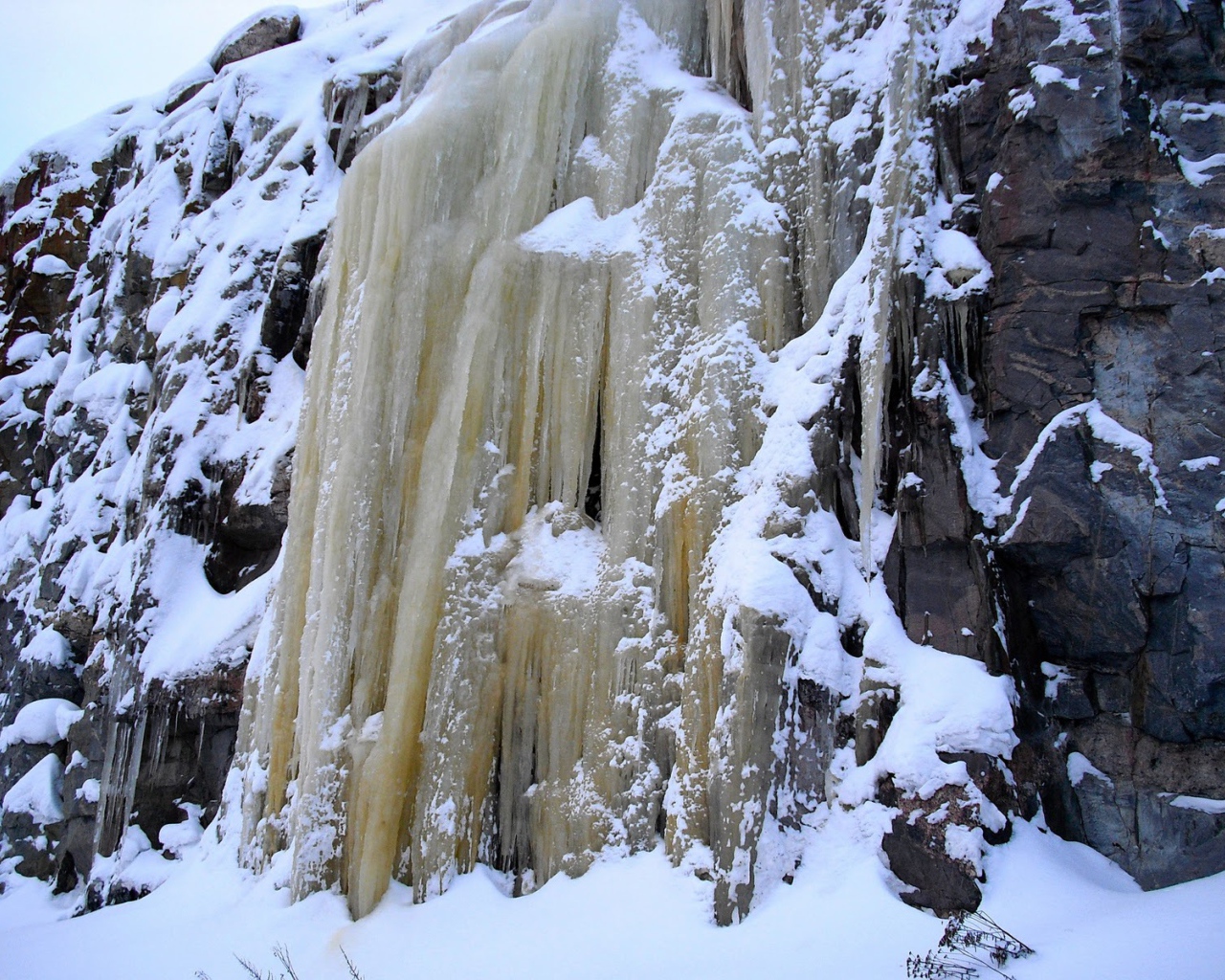 Замерзший водопад в Финляндии