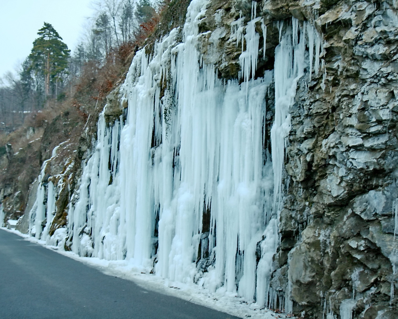 Замерзший водопад в Лихтенштейне