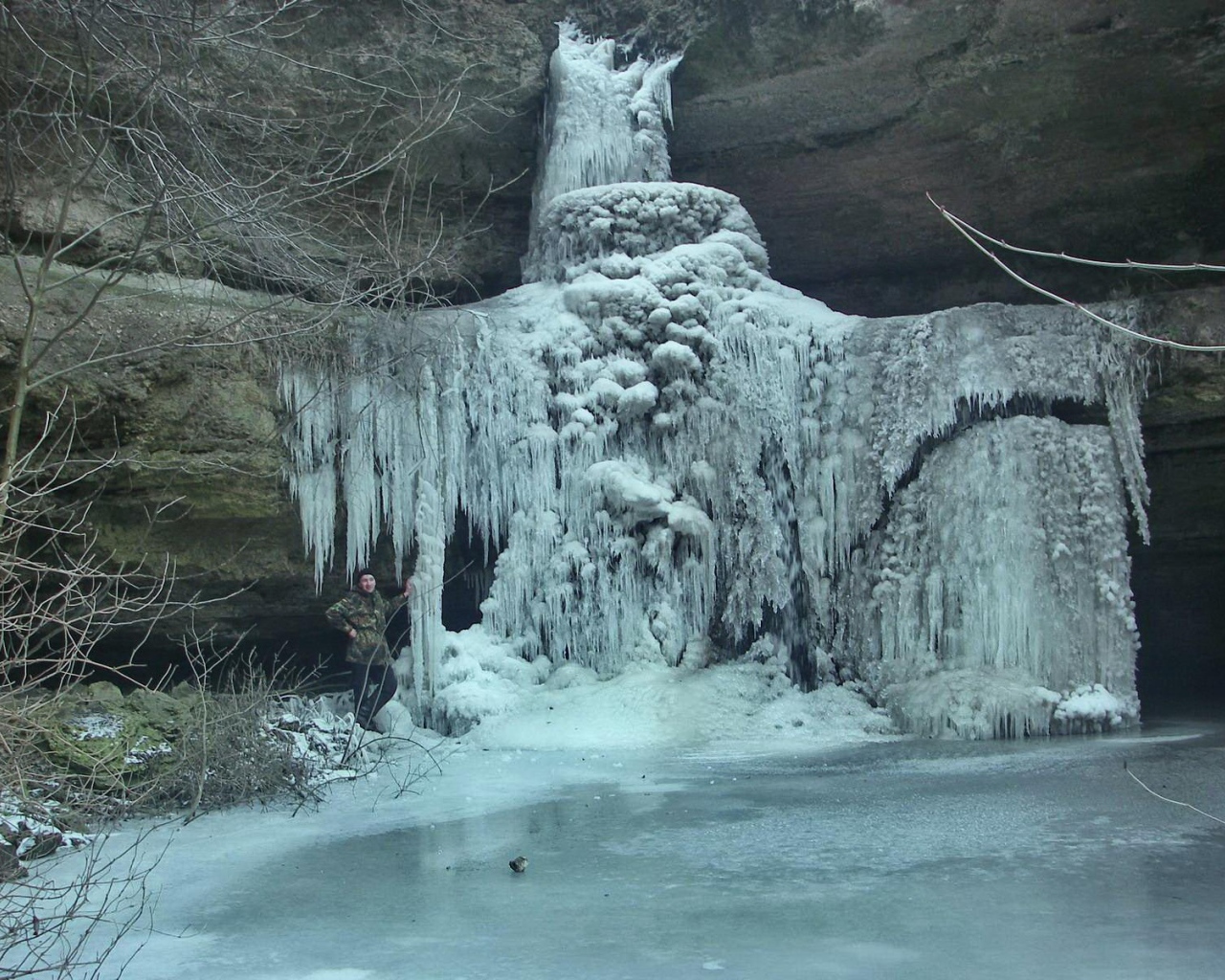 Замерзший водопад в Молдавии