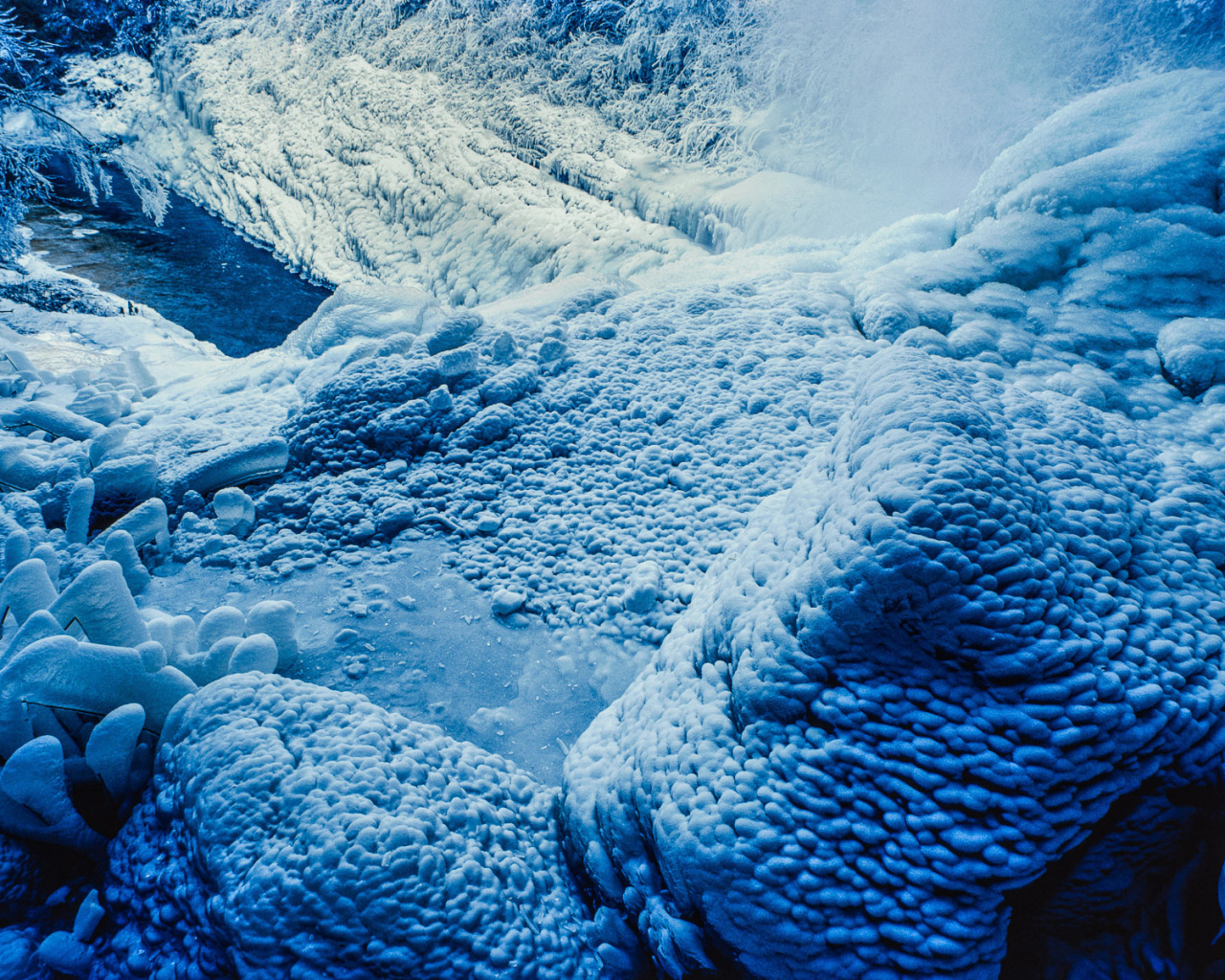 Замерзший водопад в Северной Каролине