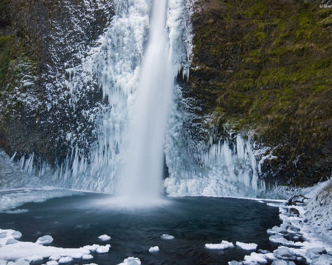 Замерзший водопад в Польше