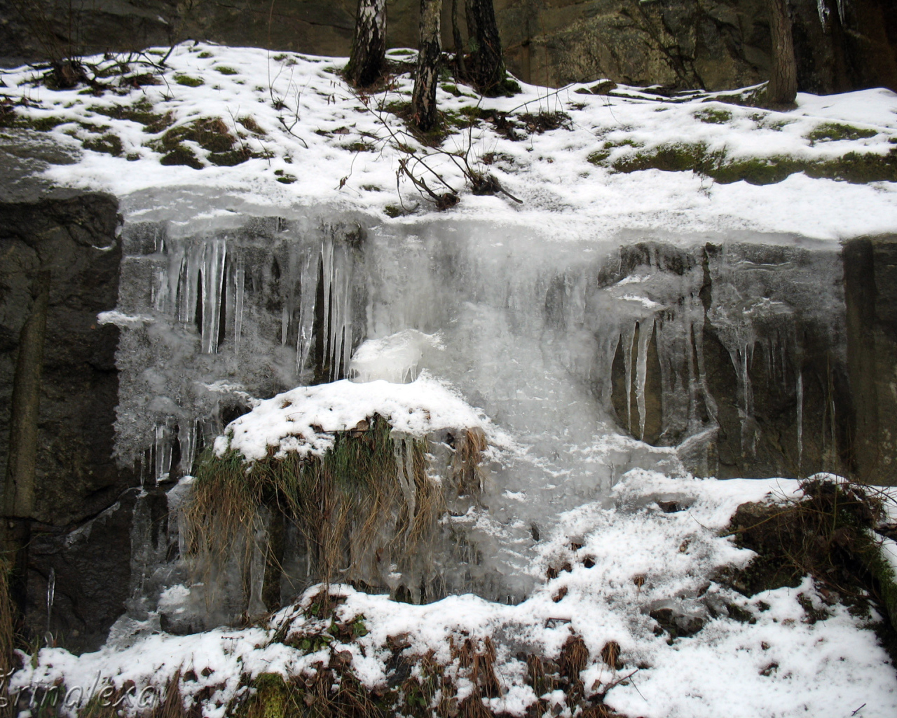 Замерзший водопад в России