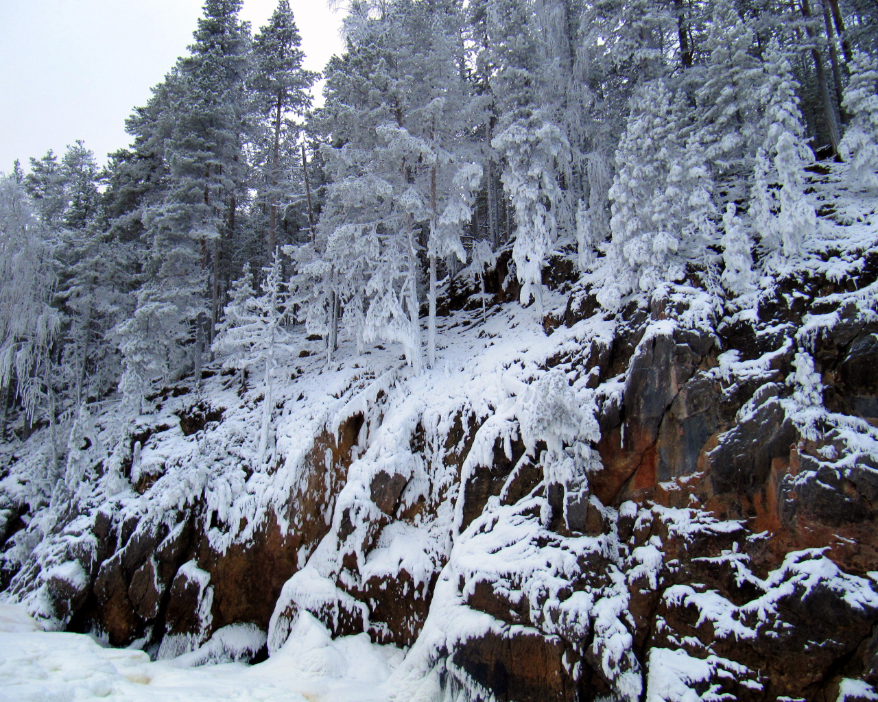 Замерзший водопад в Швеции