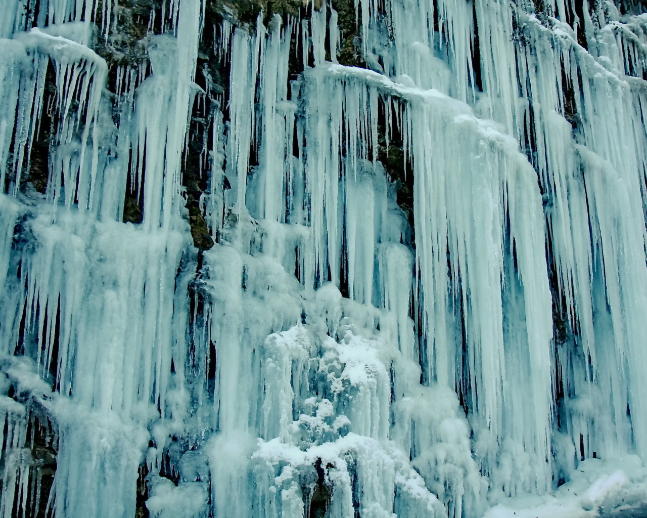 Замерзший водопад в голубых красках