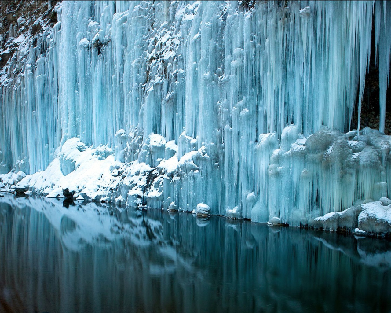 Замерзший водопад в Альпах