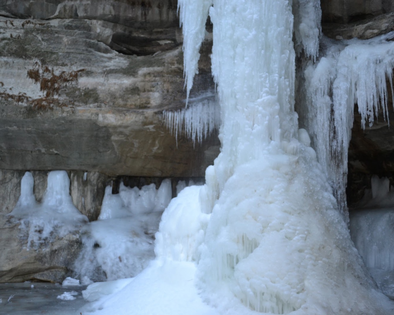 Замерзший водопад в Андах