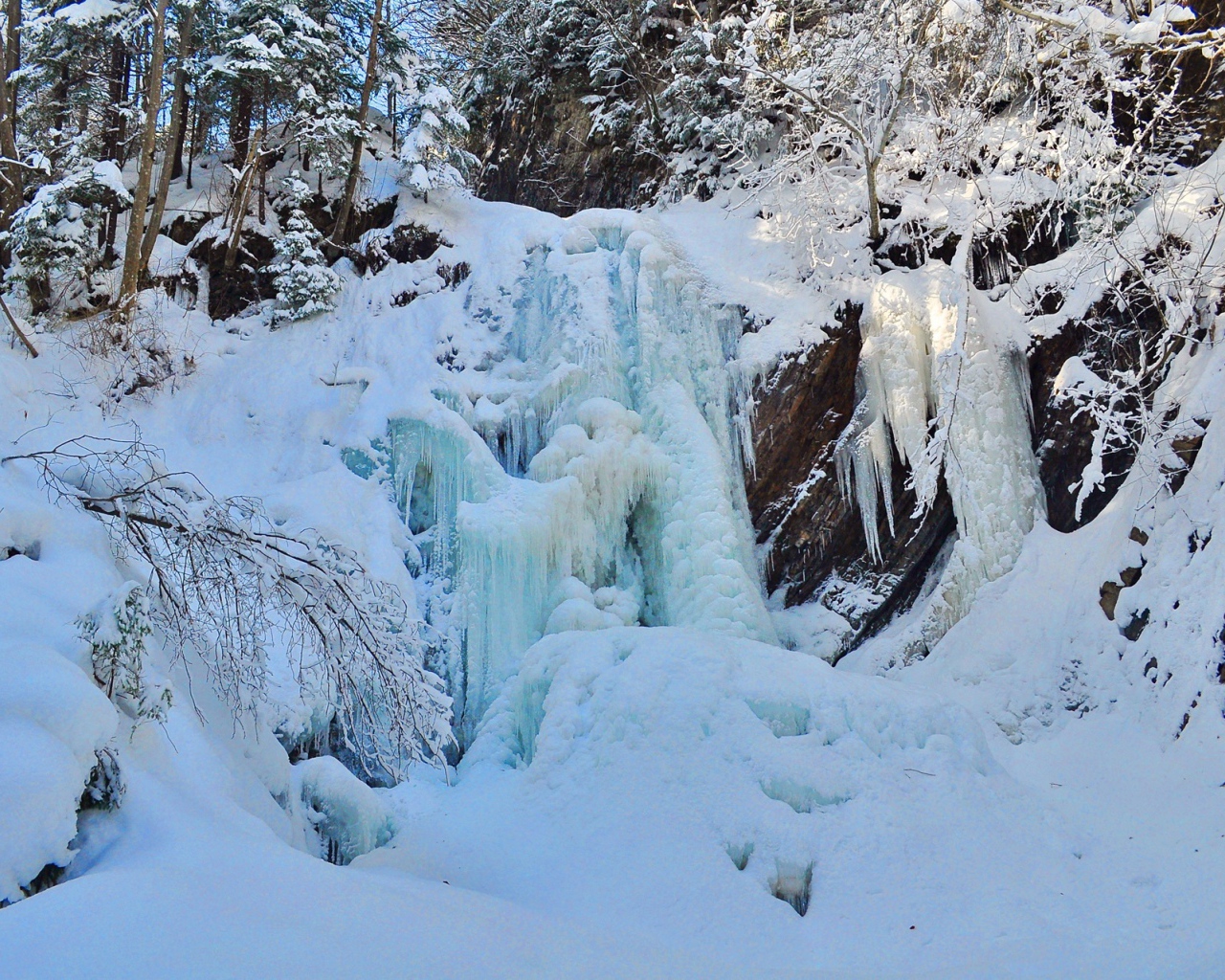 Замерзший водопад в Карпатах