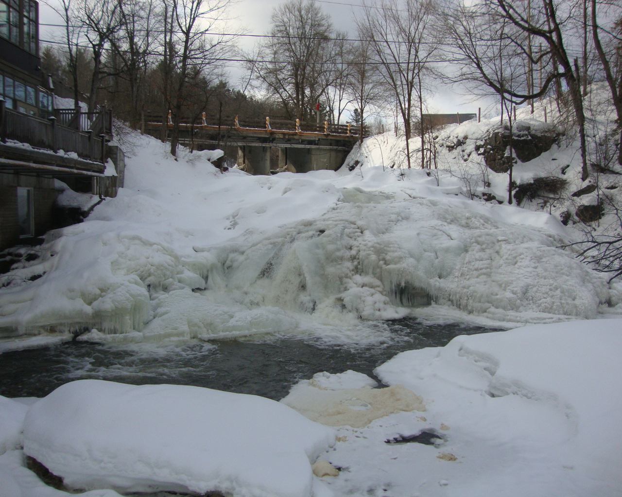 Замерзший водопад в США