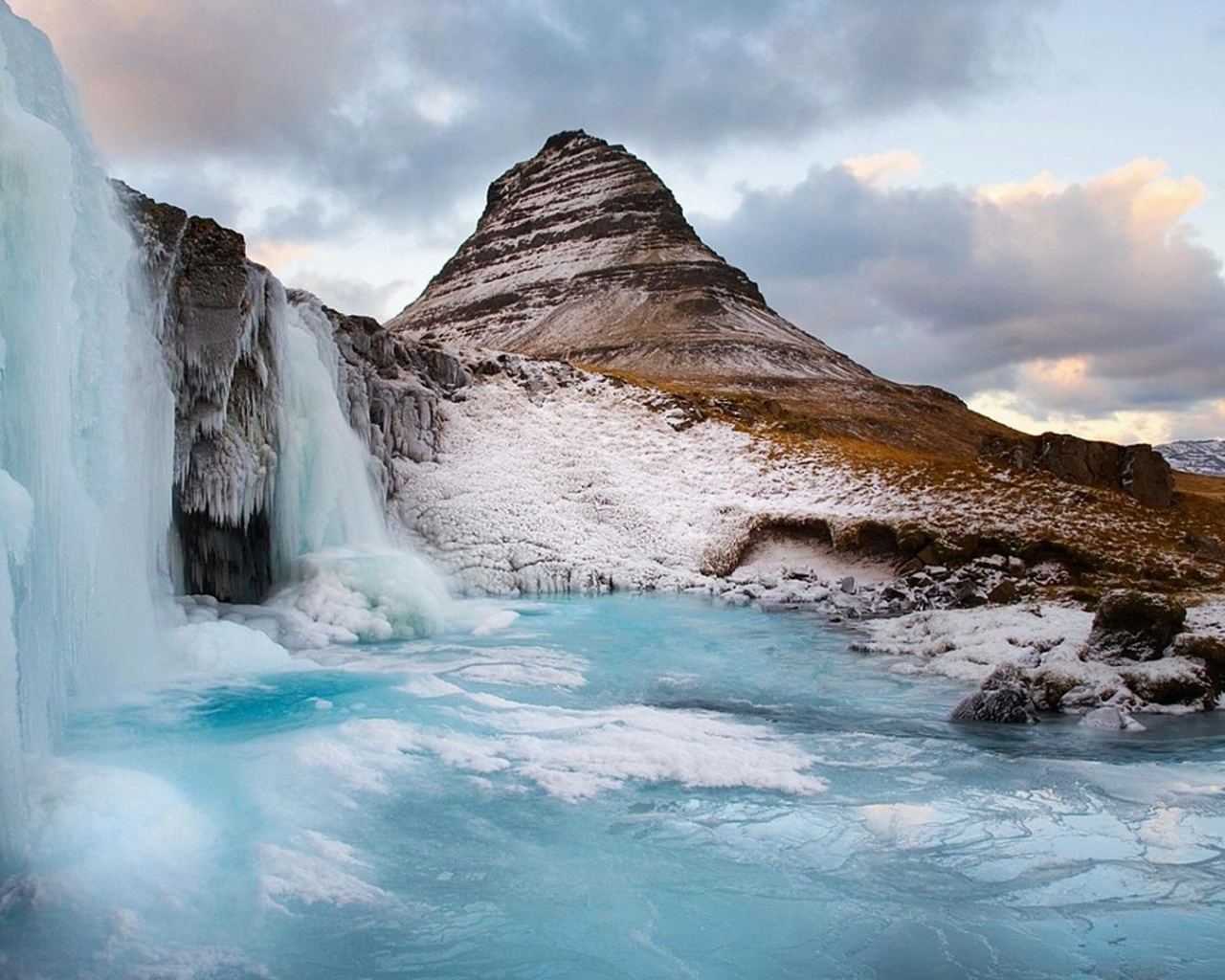 Замерзший водопад в горах